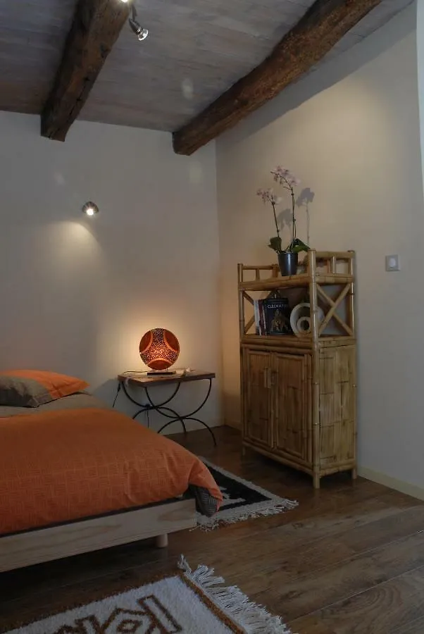 לינה וארוחת בוקר Saint-Laurent-de-Lévézou La Meliere