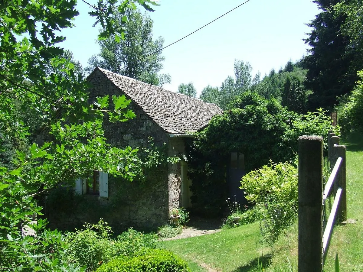 לינה וארוחת בוקר Saint-Laurent-de-Lévézou La Meliere 0*,  צרפת