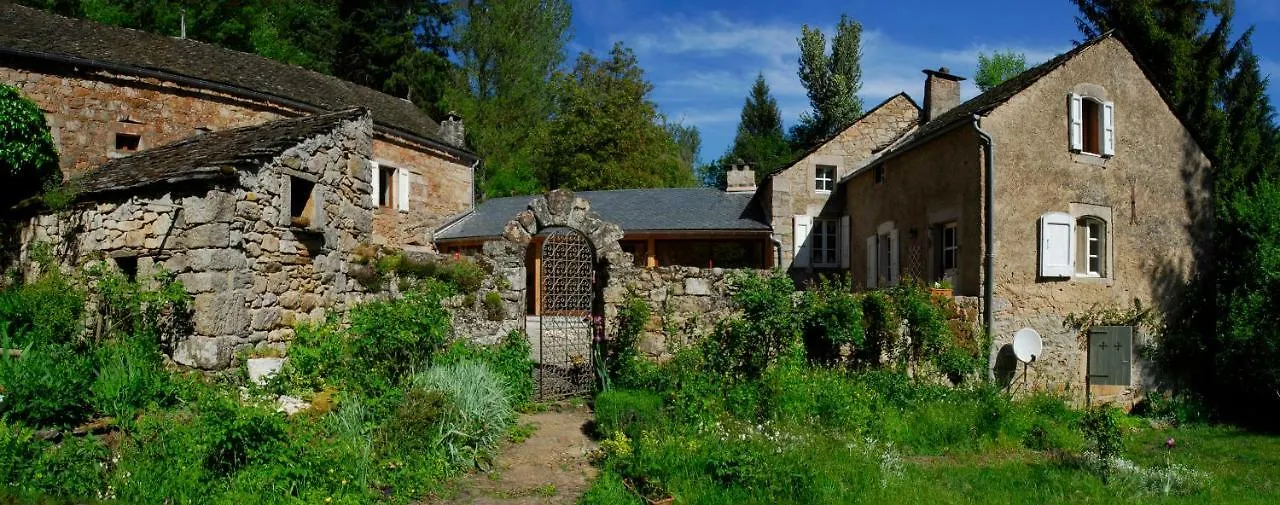 לינה וארוחת בוקר Saint-Laurent-de-Lévézou La Meliere